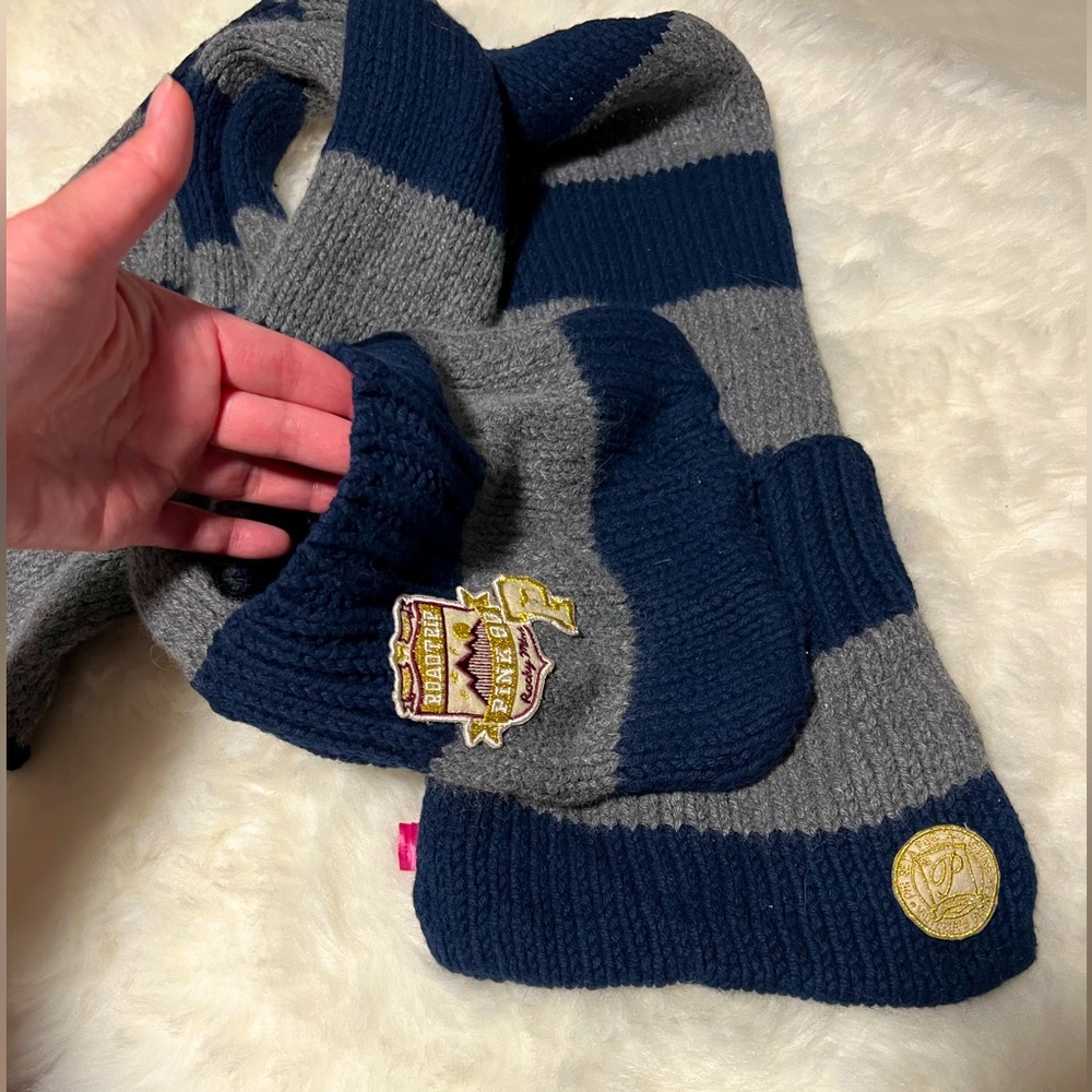 Victoria’s Secret PINK Extra Long Red and Grey scarf with pockets at both ends - Picture 2 of 4